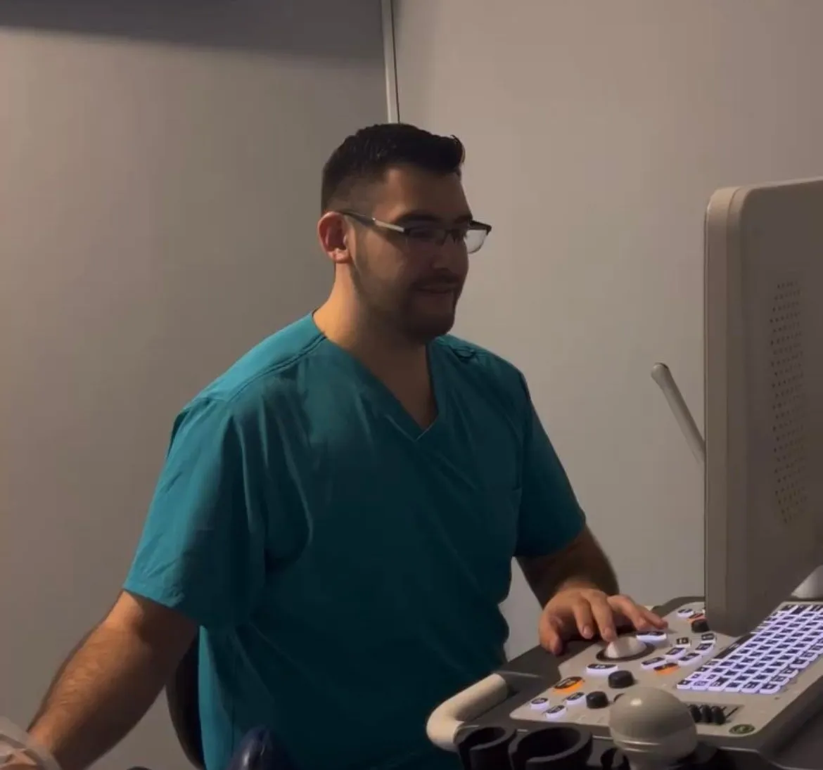 El doctor en el consultorio frente al ultrasonido