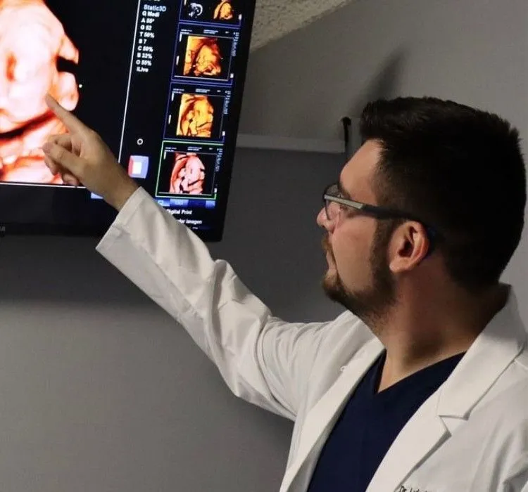 El doctor explicando un ultrasonido 4D