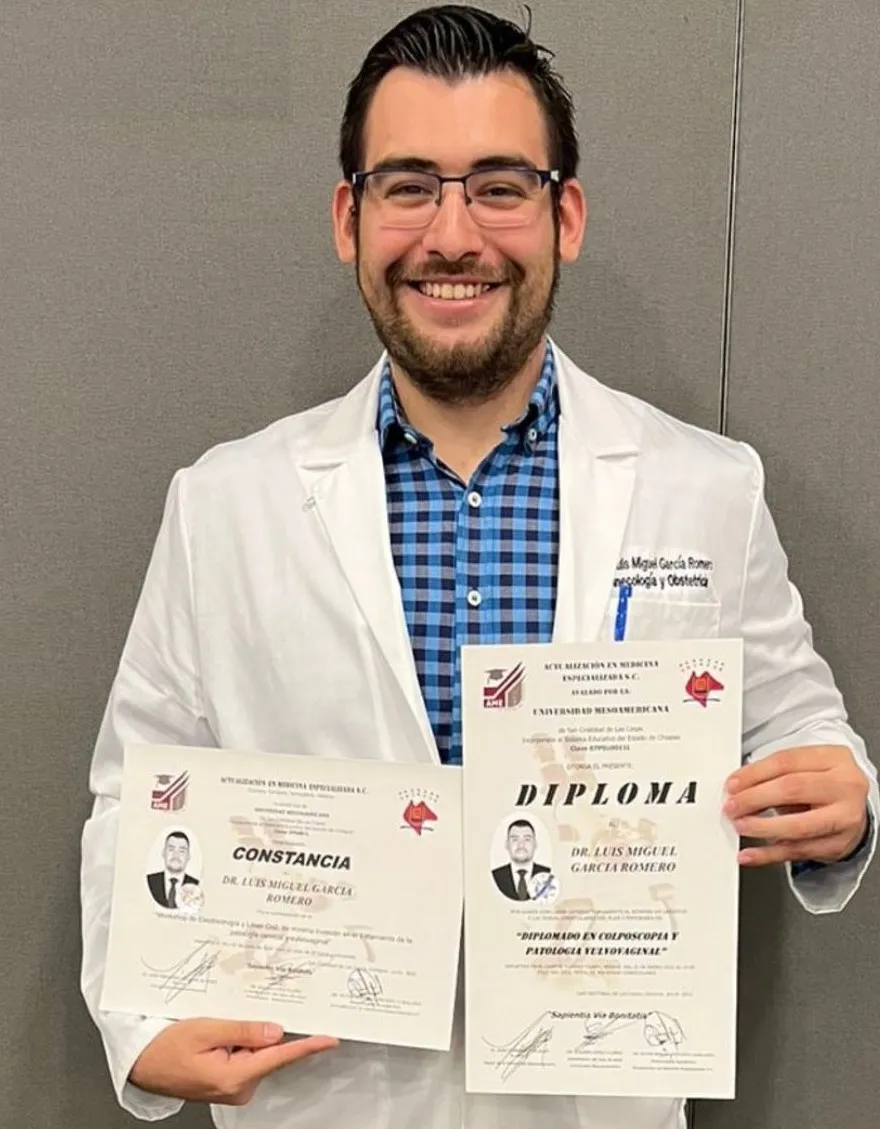 Dr. Luis Miguel García Romero con su diploma en Colposcopia y Patología Vulvovaginal