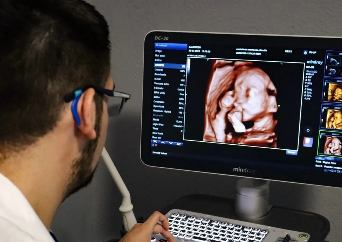 El doctor realizando un ultrasonido 4D